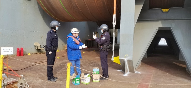 蓬莱边检站护航口岸今年首艘风电设备船舶快速通关(图2)