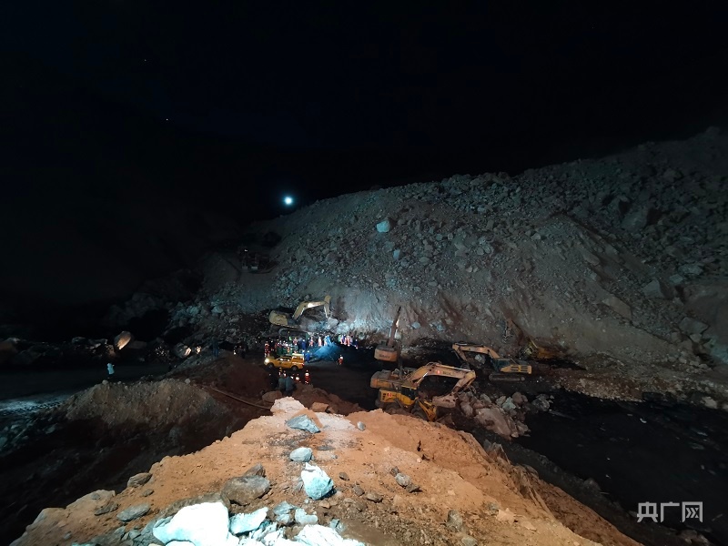 直击内蒙古露天煤矿坍塌事故救援核心现场重型机械对坍塌体从上至下分层剥离
