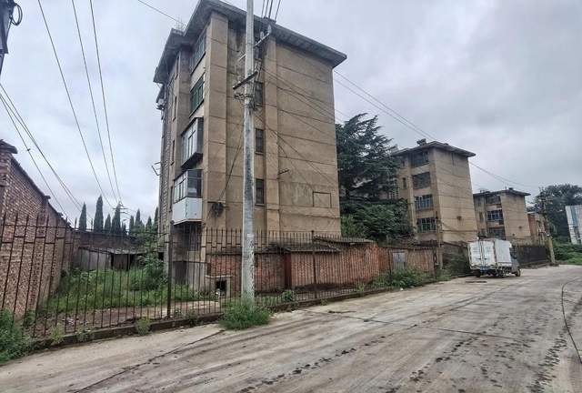 洛阳悲催的工业遗址昔日辉煌繁荣堪比城镇如今没落十房九空(图5)