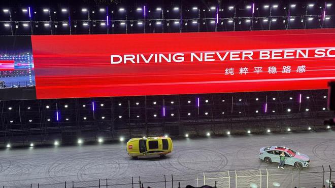 赛道纯血版燃油车凯迪拉克全新CT5上市标配电磁悬挂(图3)