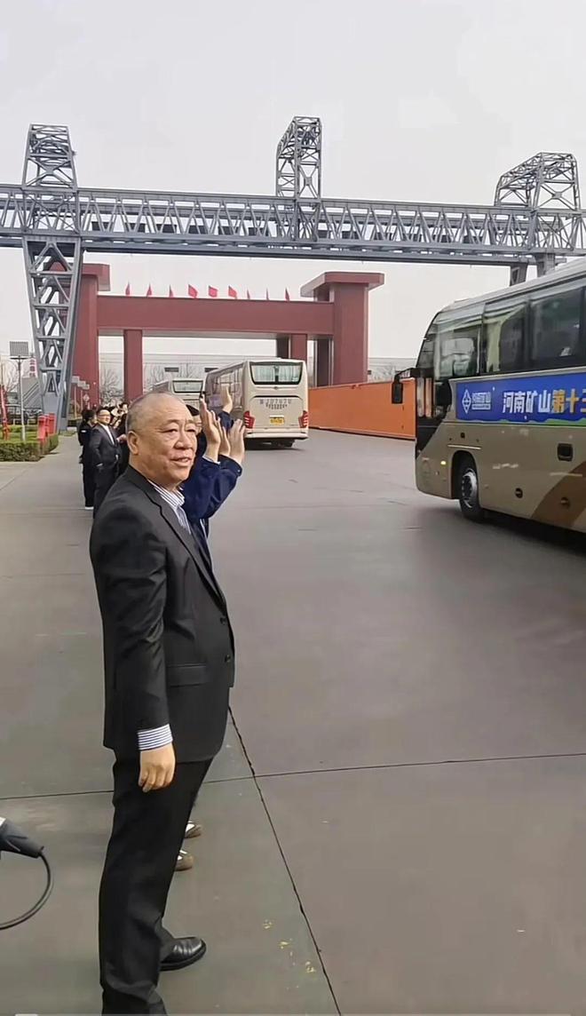 豪掷千万！这位“最爱发钱”的老板又放大招：带4000名员工父母免费游江南！(图2)
