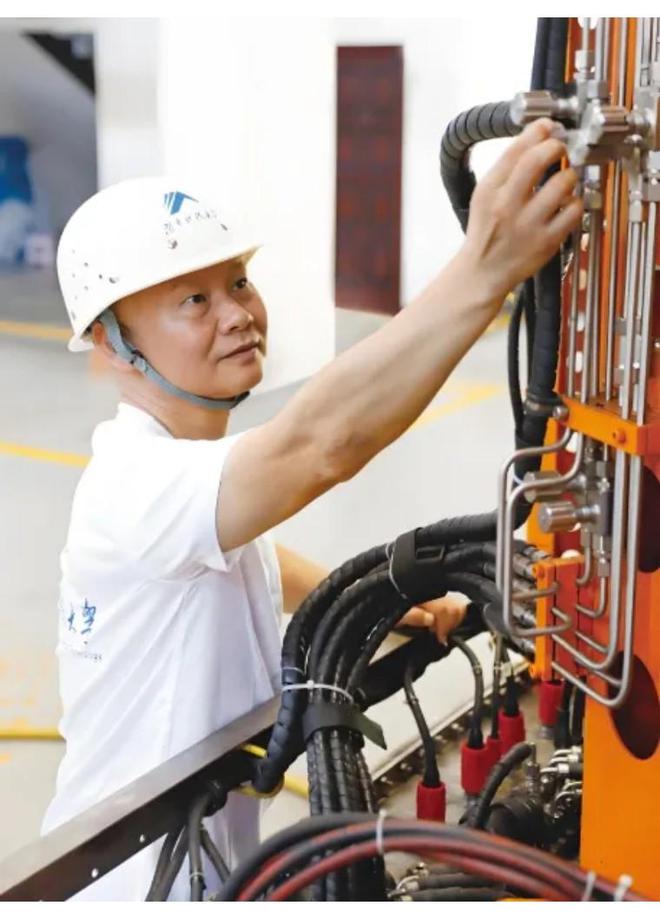 30年钻透深海中国“海牛之父万步炎：从被嘲笑到世界纪录保持者(图1)