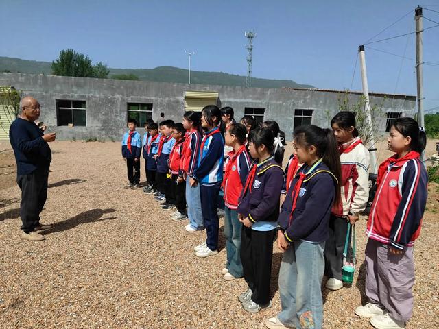 灞桥区东李小学开展农业科普实践活动(图1)