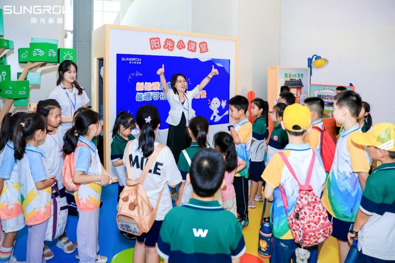 暑期遛娃新地标！阳光新能源“追光者节”把电站搬进科技馆(图1)