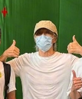 周星驰《女足》片场照曝光疲态尽显：弯腰给粉丝签名(图2)