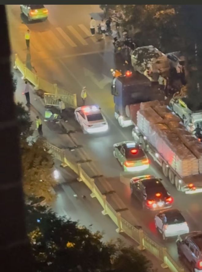 曝光！西安一奔驰商务车深夜遇查酒驾强闯卡撞伤交警及路人！司机下车逃窜被当场控制医院：交警多发骨折、头部受伤(图1)
