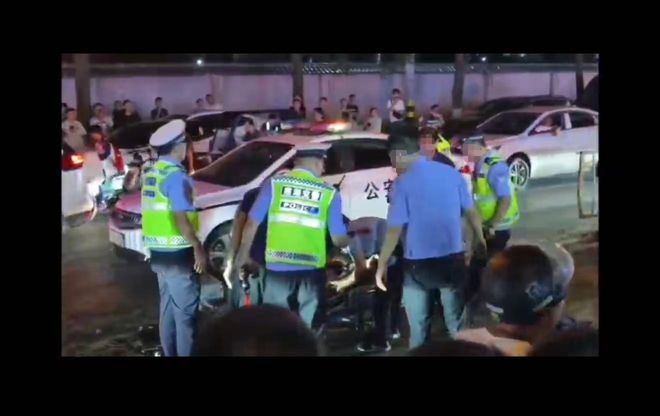 曝光！西安一奔驰商务车深夜遇查酒驾强闯卡撞伤交警及路人！司机下车逃窜被当场控制医院：交警多发骨折、头部受伤(图3)