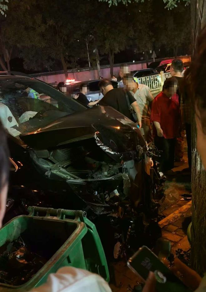 曝光！西安一奔驰商务车深夜遇查酒驾强闯卡撞伤交警及路人！司机下车逃窜被当场控制医院：交警多发骨折、头部受伤(图2)