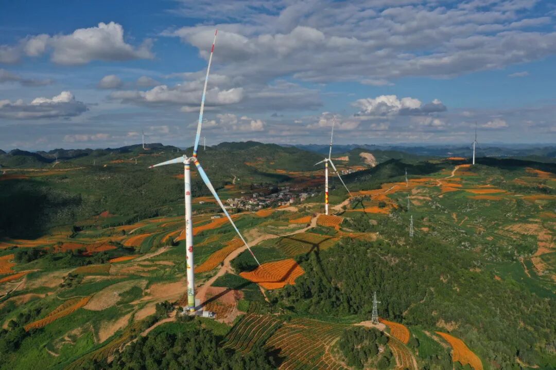 “这是先进技术与自然和谐共生的精彩范例”——在中国大唐云南高原山地百万千瓦风电基地感受绿电翻涌