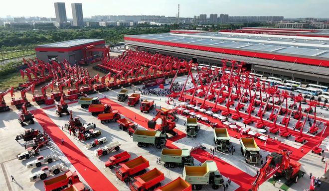 临工重机重磅新品亮相全球客户节彰显中国智造澎湃动能