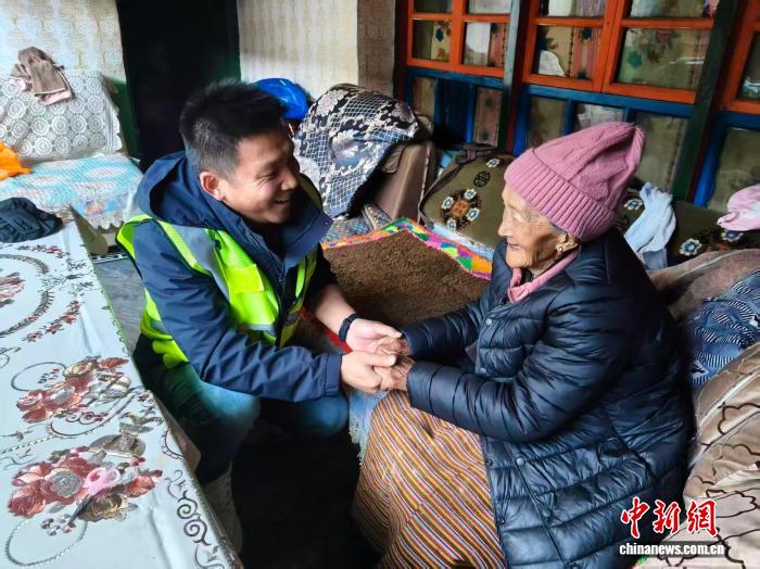 西藏琼结风电项目双节慰问孤寡老人送节日温情(图2)