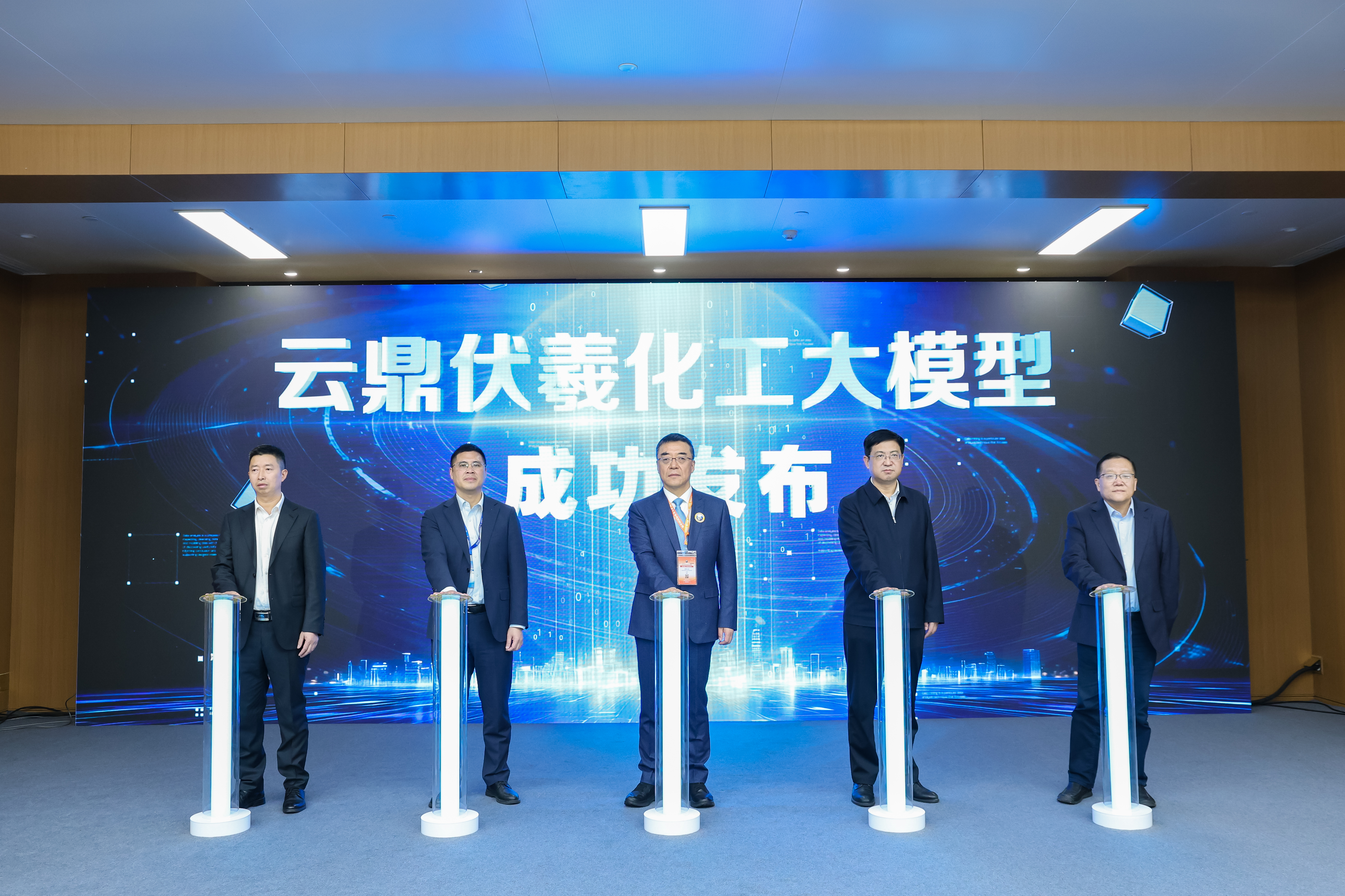 近万件煤炭技术与装备产品亮相第二十一届中国国际采矿展开幕