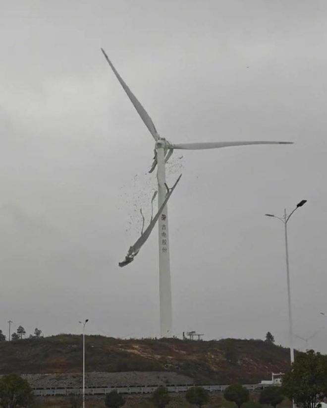 江西九江一架风力发电机叶片空中断裂目击者称“玻璃纤维满天飞”当地：正在处理