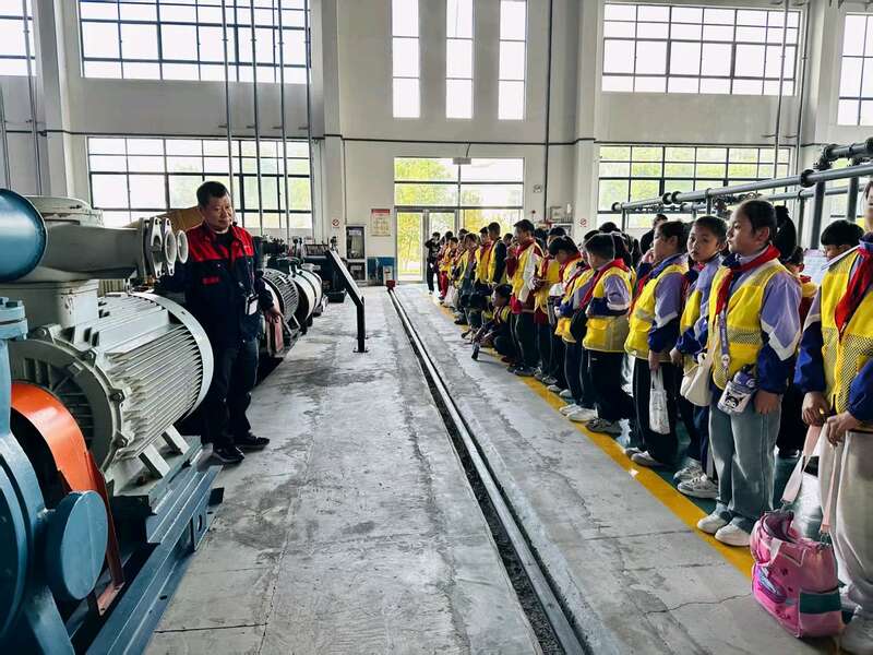 青少年走进淮河能源工匠学院沉浸式科普点亮科学梦(图3)