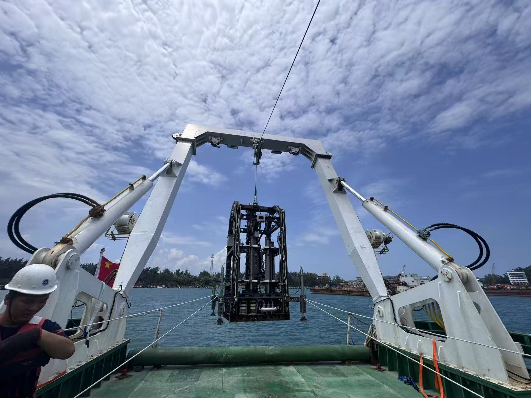 近海自主高科技绿色钻探勘查装备亮相海南