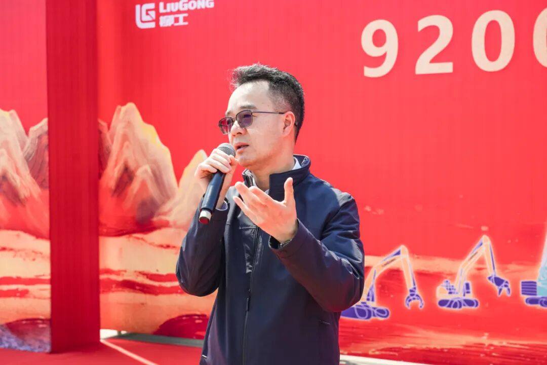 钢铁巨兽出征！柳工9200F超大型挖掘机顺利发运奔赴矿山一线实战(图2)